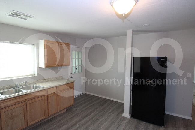 Building Photo - 515 W 13th St Rental