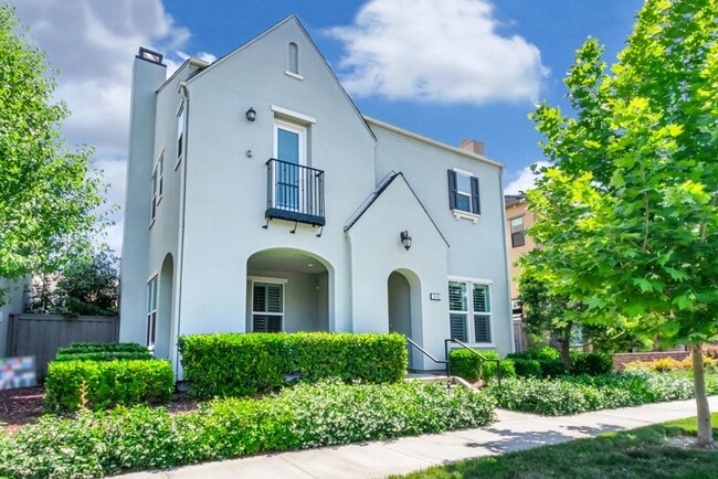 Building Photo - Stunning McKinley Village Home