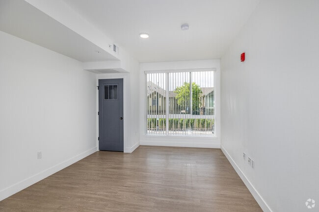 2BR, 2BA - 792SF - Living Room