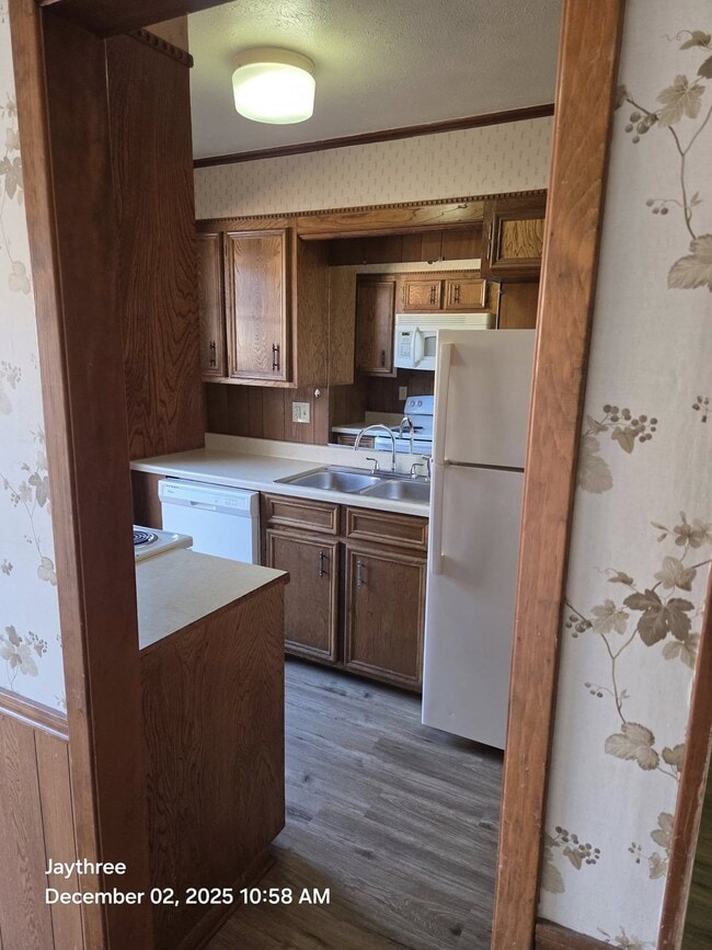 Kitchen - 905 N 24th St Unit L