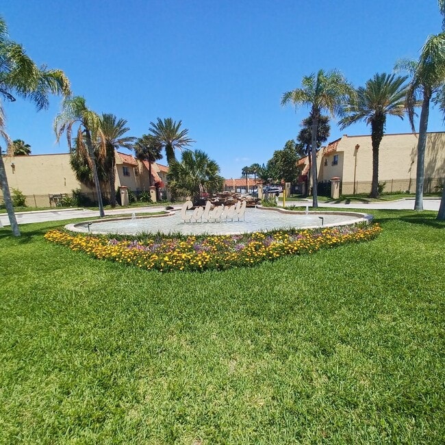 Building Photo - 3918 La Mirada Dr N Unit 3918 La Mirada Dr N #7