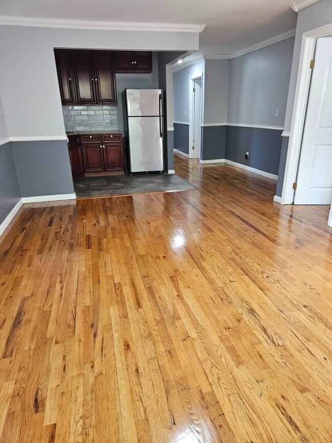 Photo - 733 Monroe St
