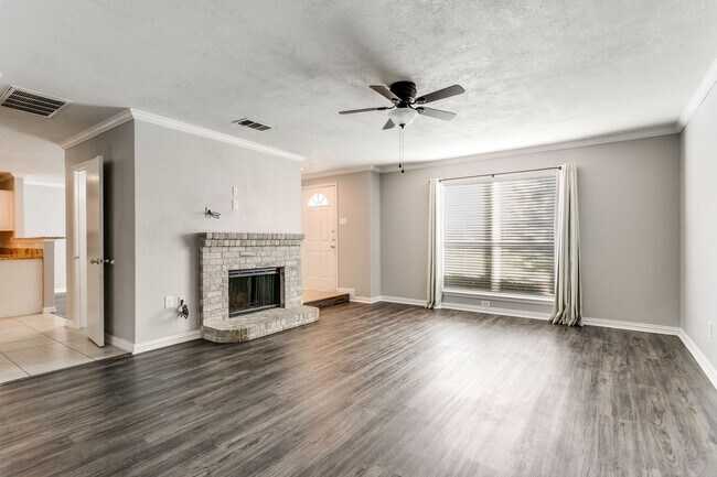 Photo - 1728 Creekpoint-