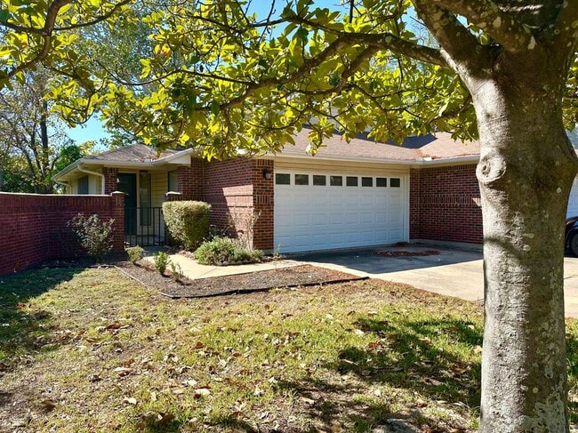 Photo - 1003 Markham Ln