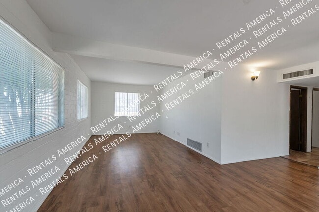 947 N Alvernon Way