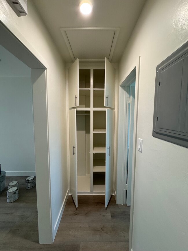 Pasillo - Armario de ropa blanca - 1026 Ruberta Ave Unidad B