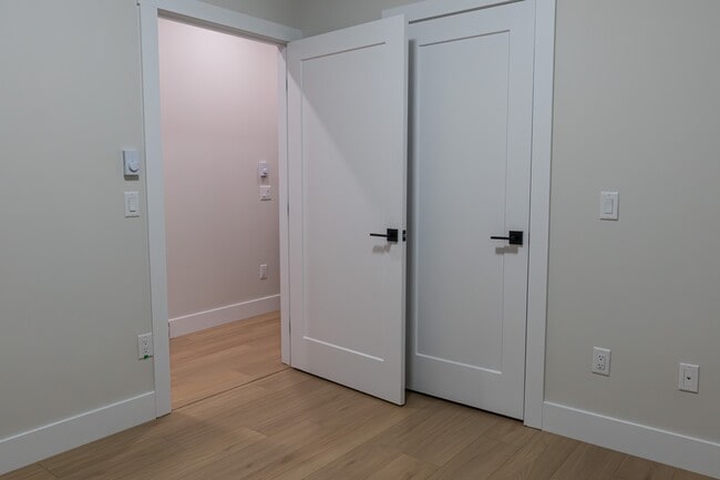 Building Photo - 171 Colonial Cres