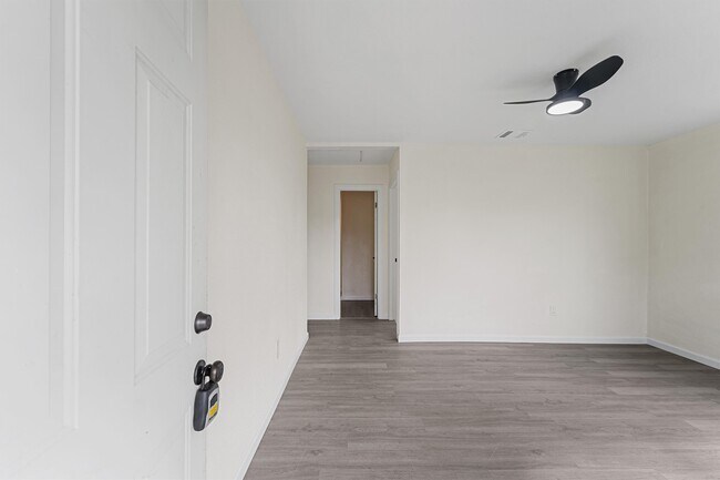 Photo - 4715 Engleford St