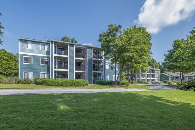 Pet-friendly 1 & 2 Bedroom Apartments - Wynnwood Vinings