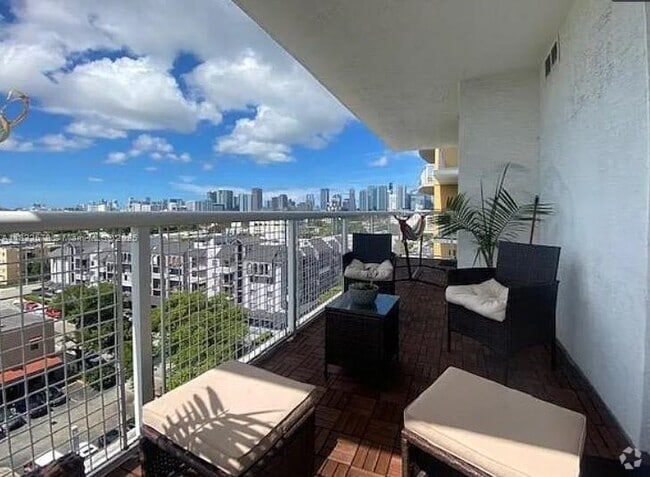 Building Photo - 900 SW 8th St Unit 904 Rental