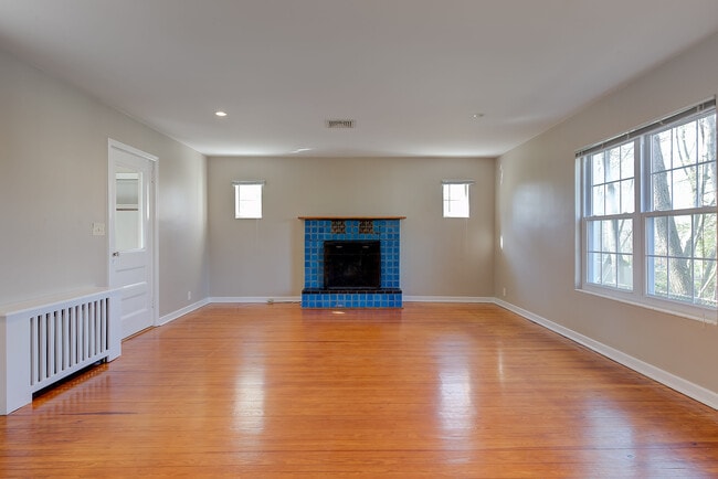 Photo - 1011 Plandome Rd