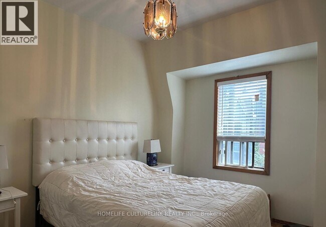 Photo - 784 Adelaide St W