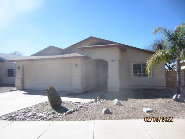 Building Photo - Comfortable & Attractive 3 Bedroom 2 Bath ...