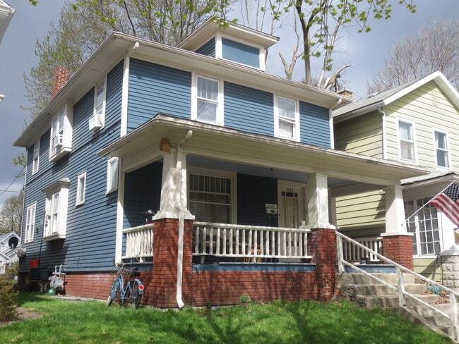 Building Photo - 1126 Nelson St Unit 1128