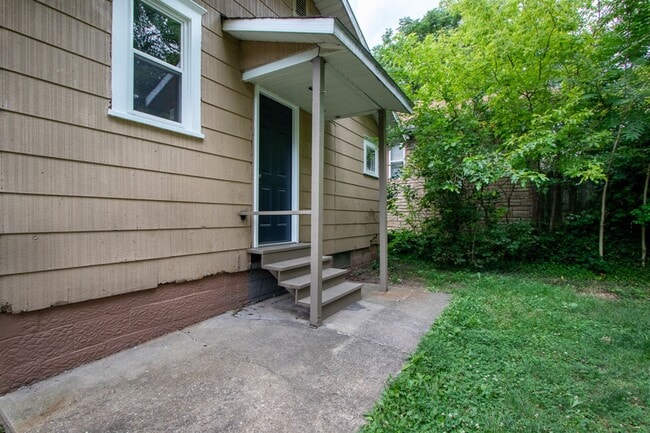 Photo - 2212 Snyder Ave NE