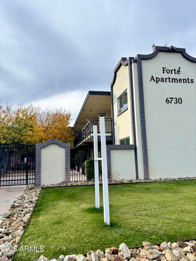 Building Photo - 6730 N 17th Ave Unit 204