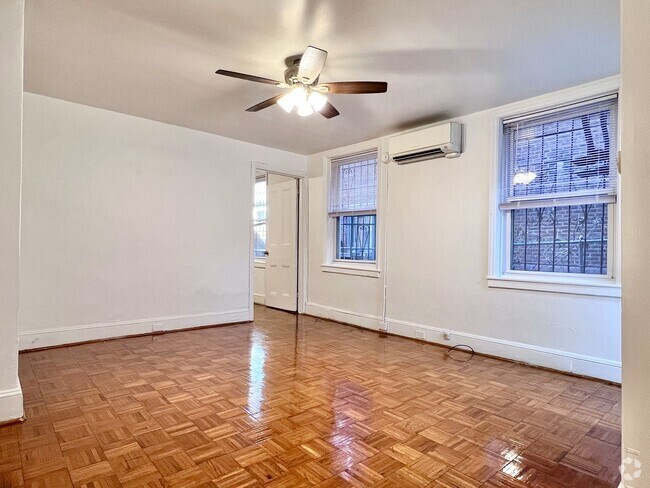 Building Photo - Large 1 BR Located On Historical, Tree Lin... Unit #1R Rental