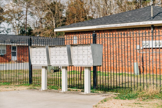Photo - 1202 Douglas MacArthur St Unit Sampson Place Apartments
