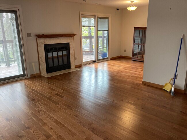 Living/Dining Area - 8150 Shorewalk Dr Unit B