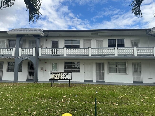 Building Photo - 20337 NE 2nd Ave Unit 17