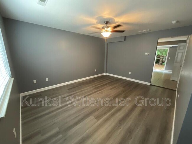 704 Fountain View Dr