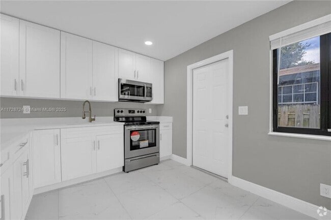 Building Photo - 2 bedroom in Hallandale FL 33009 Rental