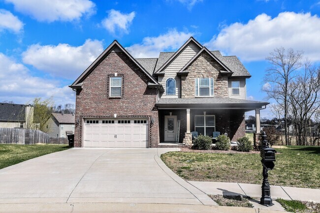 Building Photo - Dog Friendly Three Bedroom in Rossview! Rental