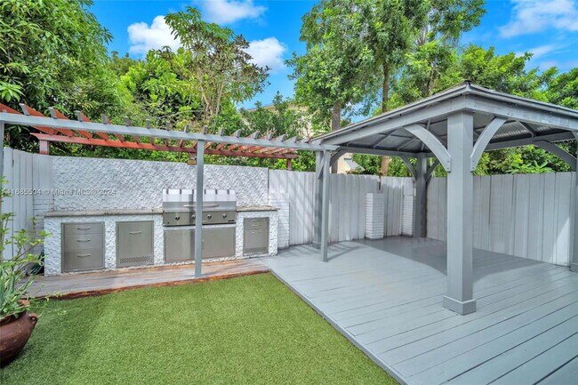 835 NW 41st Ct