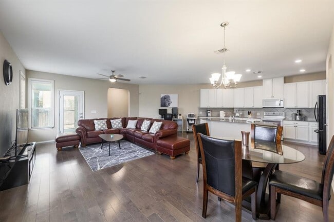 Photo - 6300 Garden Rose Path