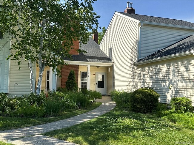 Building Photo - 121 Village Green Ct