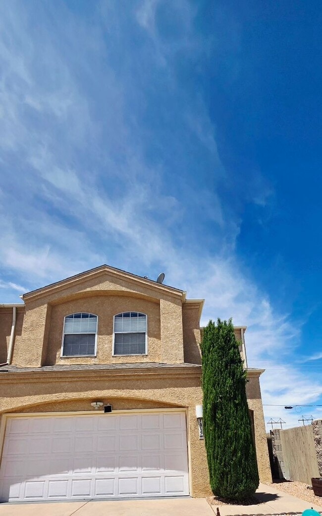 Photo - Spacious Northeast Heights Townhome for Rent!