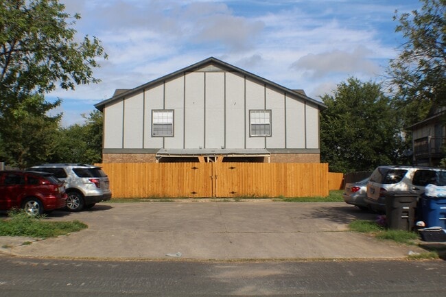 Building Photo - 5216 Meadow Field Unit 4