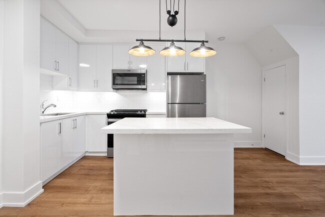 Photo - 2461 Queen St E