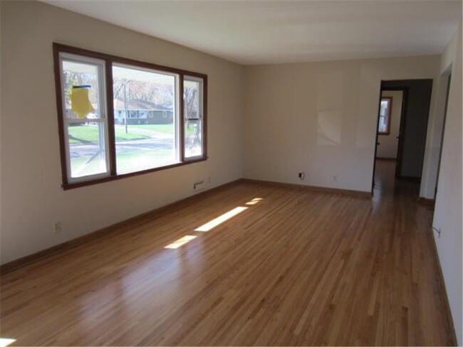 Photo - 11041 Yukon St NW