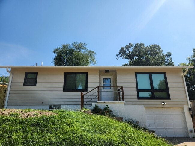 Building Photo - 3/2/1 Newly remodeled Plattsmouth house!