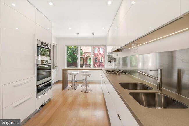 Photo - 3927 Georgetown Ct NW