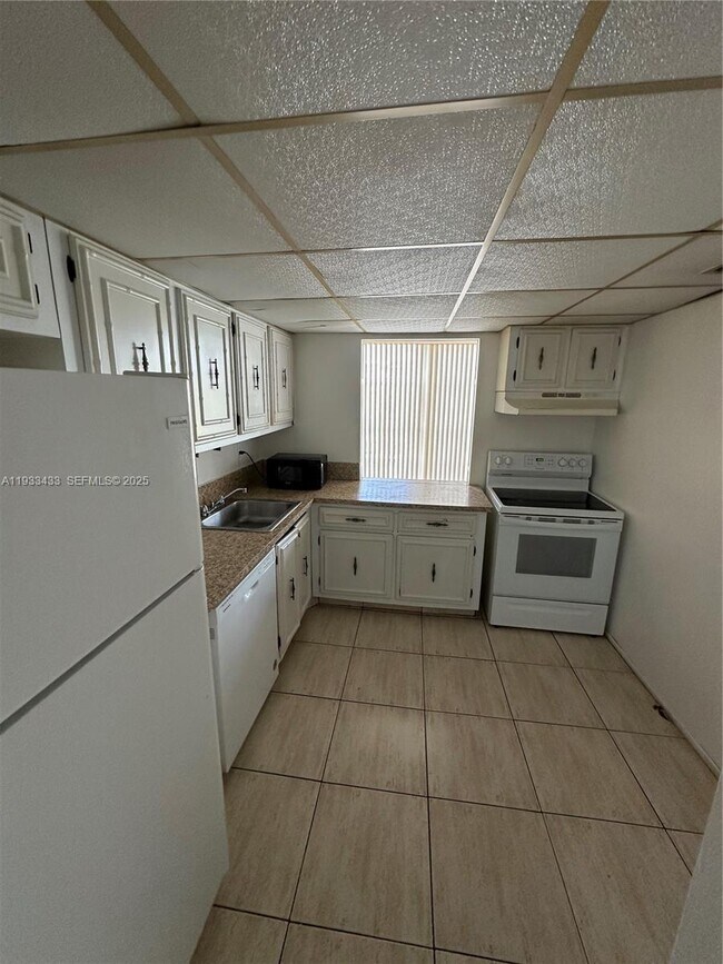 Building Photo - 2101 Atlantic Shores Blvd Unit 312