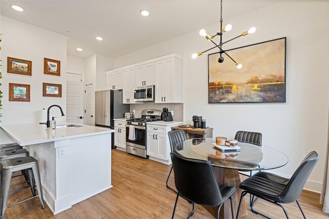 Building Photo - 1811 Webberville Rd Unit 4103