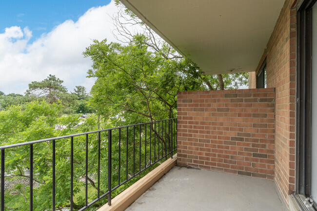 2BR, 1BA - 900SF Patio - Courtside Square Apartments