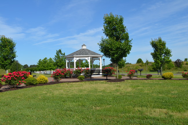 Private Gazebo BBQ Area - Ponds Edge Apartments