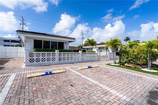 Building Photo - 2708 NE 32nd St Unit 4