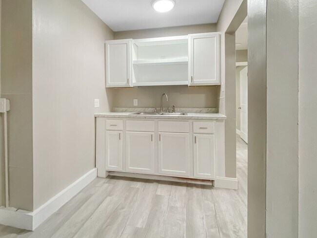 Photo - 104 S Beechtree St Unit A