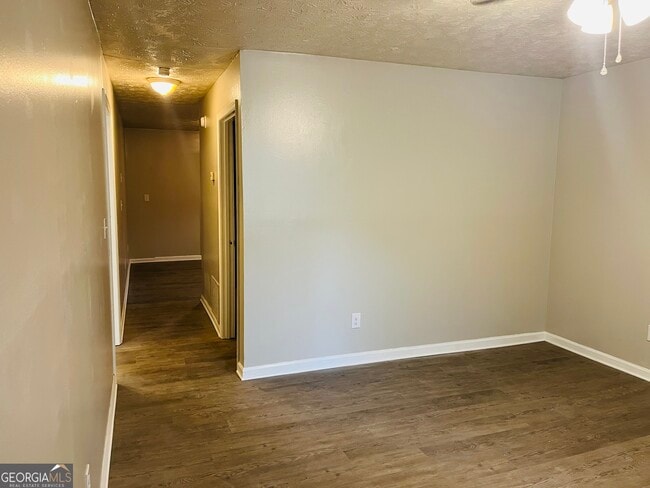 Photo - 227 Bay St NE