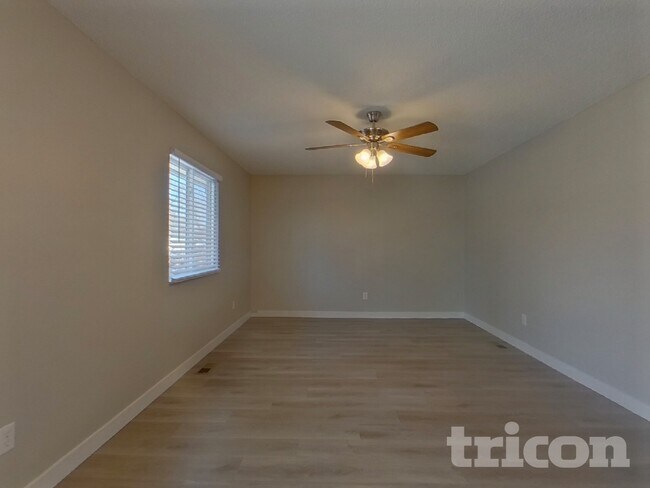 Photo - 2882 Dickens Dr