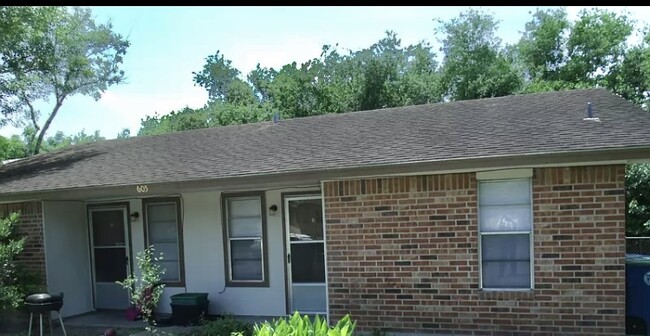 Building Photo - 605 Lilac Unit B Rental