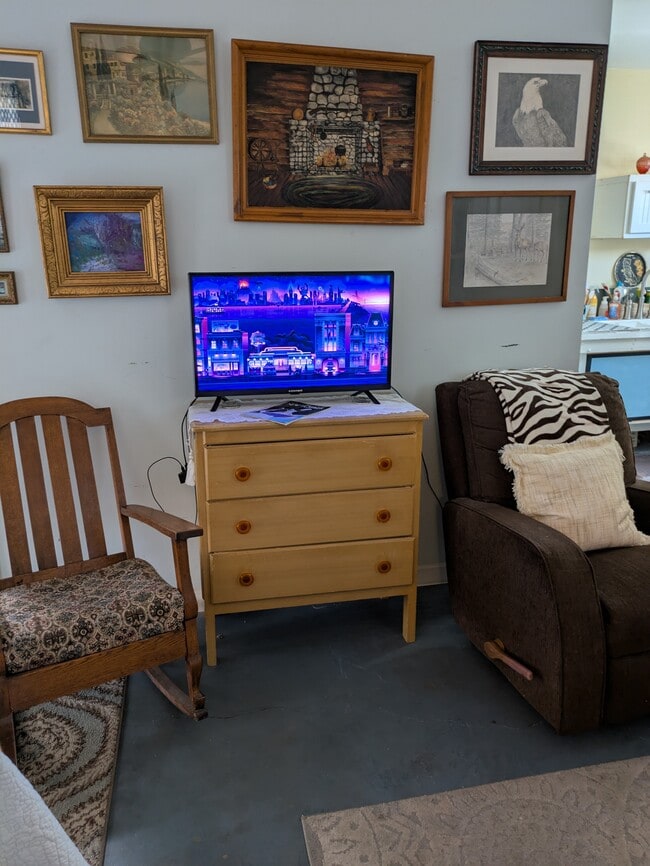 Se pueden colocar dos sillas cómodas en lugar de un sofá, una cómoda pequeña y una grande en el armario para la ropa. - 5041 Genesee Ave