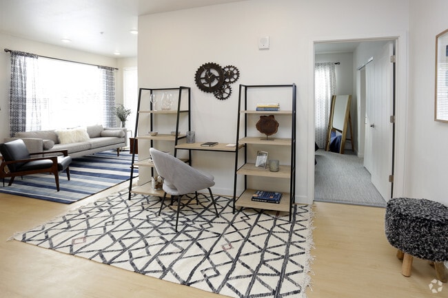 1BR, 1BA - 900 SF