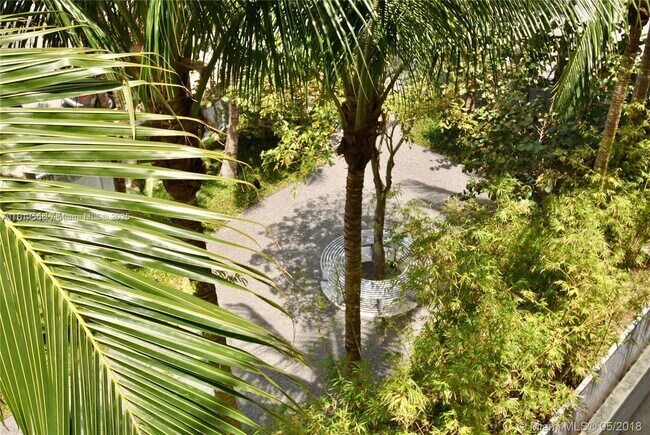 Photo - 61 Collins Ave Unidad 402