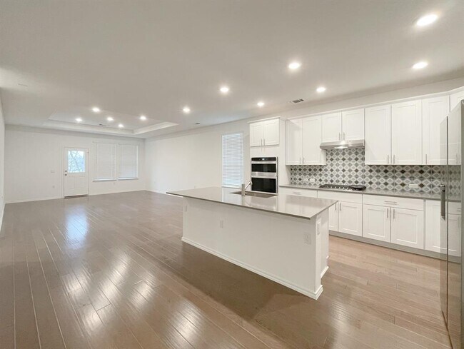 Photo - 6825 Ellsworth Walk