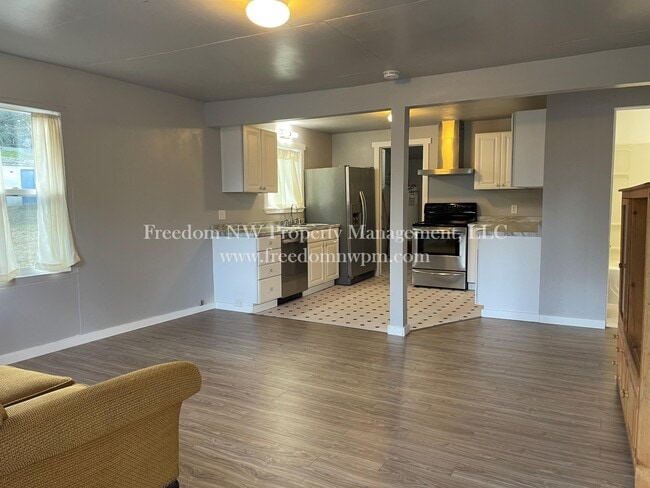 Photo - 515 Phoenix St NE